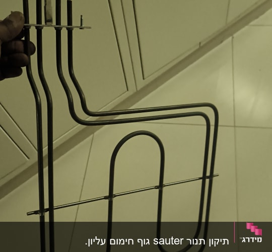 גוף חימום מתכתי עם חיבורים חשמליים